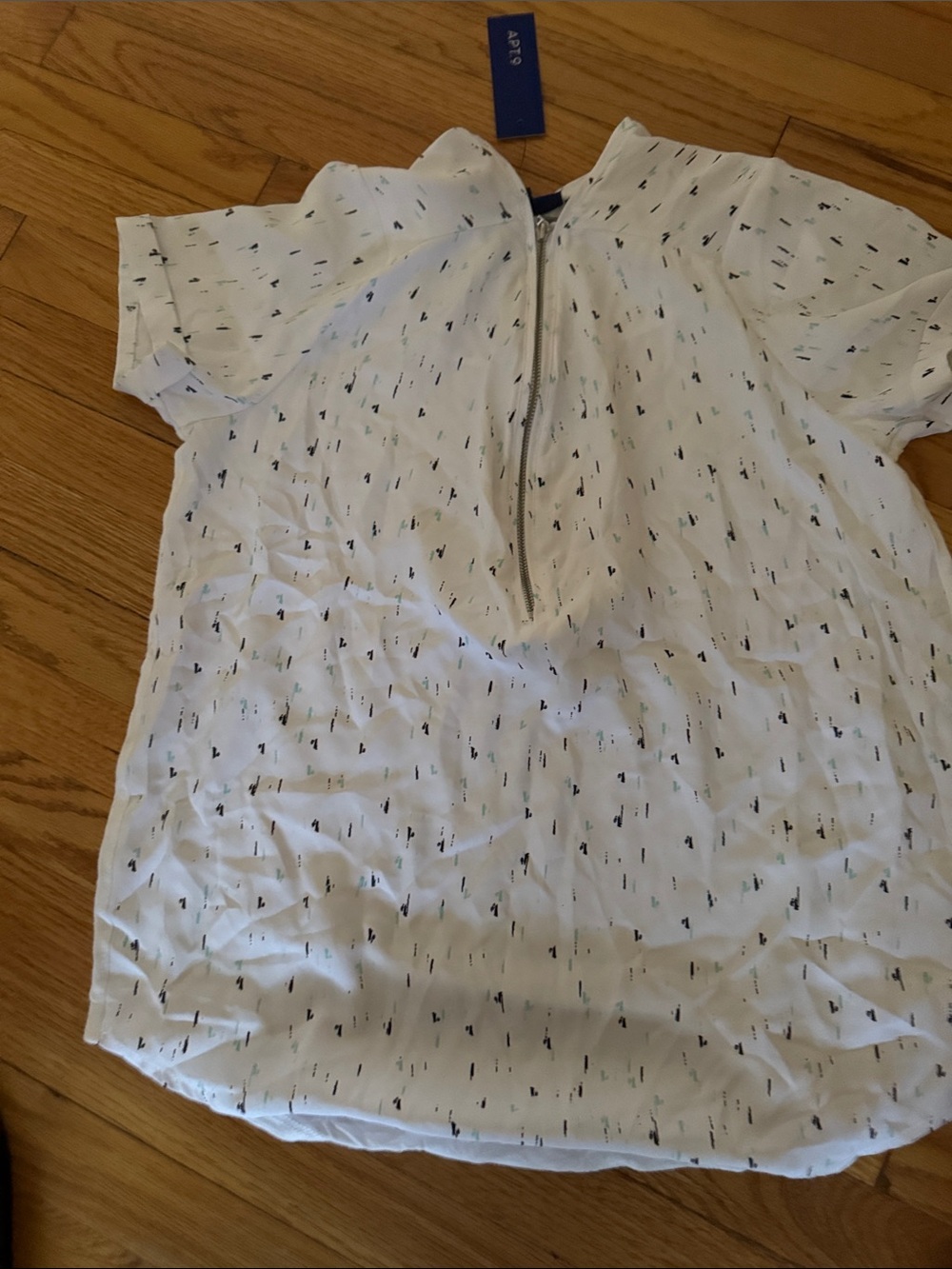 Apt. 9 White Short Sleeve Blouse with Black Micro Dash Print and Back Zip